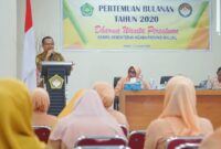 Kabid Pakis Kanwil Kemenag Maluku La Fata memberikan pembinaan bagi DWP Kanwil Kemenag Maluku di Aula Lantai III Kanwil Kemenag Maluku, Senin (13/1)