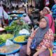 ejumlah pedagang di Pasar Mardika Ambon tidak lagi mengenakan masker saat beraktivitas di pasar yang telah ditetapkan sebagai lokasi protokol Covid-19 tersebut, Jumat (21/8/2020)