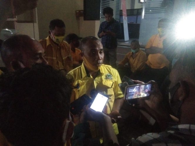 
 Carateker Golkar Kecamatan Seram Utara Barat Alter Sopacua memberikam keterangan kepada wartawan di Polda Maluku, Selasa (1/9).