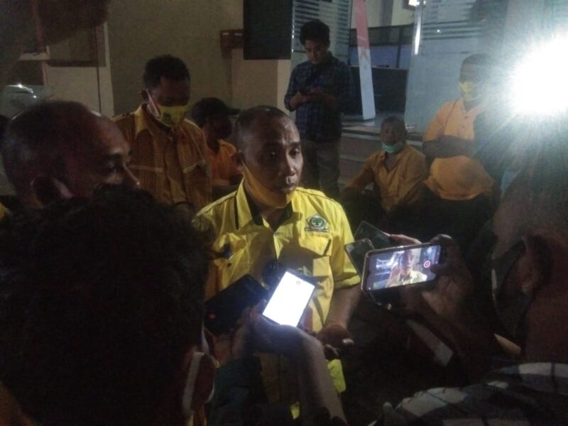 Carateker Golkar Kecamatan Seram Utara Barat Alter Sopacua memberikam keterangan kepada wartawan di Polda Maluku, Selasa (1/9).