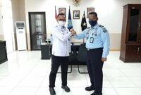 Kalapas Kelas II Ambon Saiful Sahri Kanan dan Kepala BNNP Maluku Brigjen Pol. M. Z. Muttaqien kiri. Foto Humas Lapas Ambon.