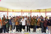 Foto bersama Pj. Bupati Malteng Dr. Rakib Sahubawa dengan masyarakat, Kamis (21/9/2023). Foto: Humas Pemkab Malteng